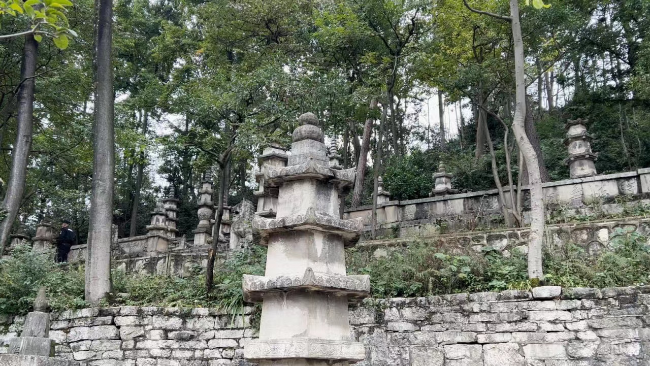 သဘာဝအလှတရားများနှင့် ရှေးဟောင်းယဉ်ကျေးမှုများတည်ရှိသည့် ကွေ့ယန်းမြို့မှ ချန်လင်းတောင်ပန်းခြံ