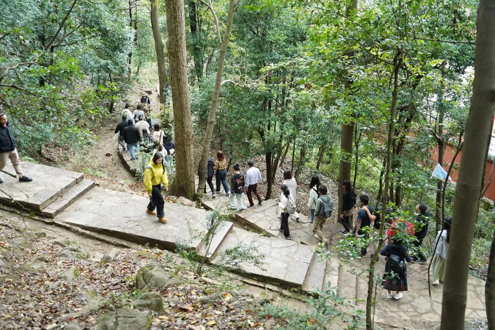 သဘာဝအလှတရားများနှင့် ရှေးဟောင်းယဉ်ကျေးမှုများတည်ရှိသည့် ကွေ့ယန်းမြို့မှ ချန်လင်းတောင်ပန်းခြံ