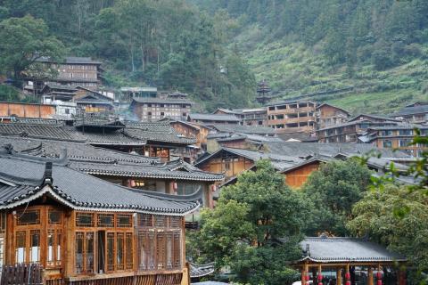ခရီးသွားများအား ဆွဲဆောင်ရာ Xijiang မြောင်ရွာ