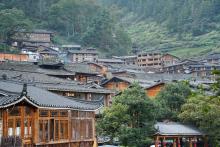 ခရီးသွားများအား ဆွဲဆောင်ရာ Xijiang မြောင်ရွာ