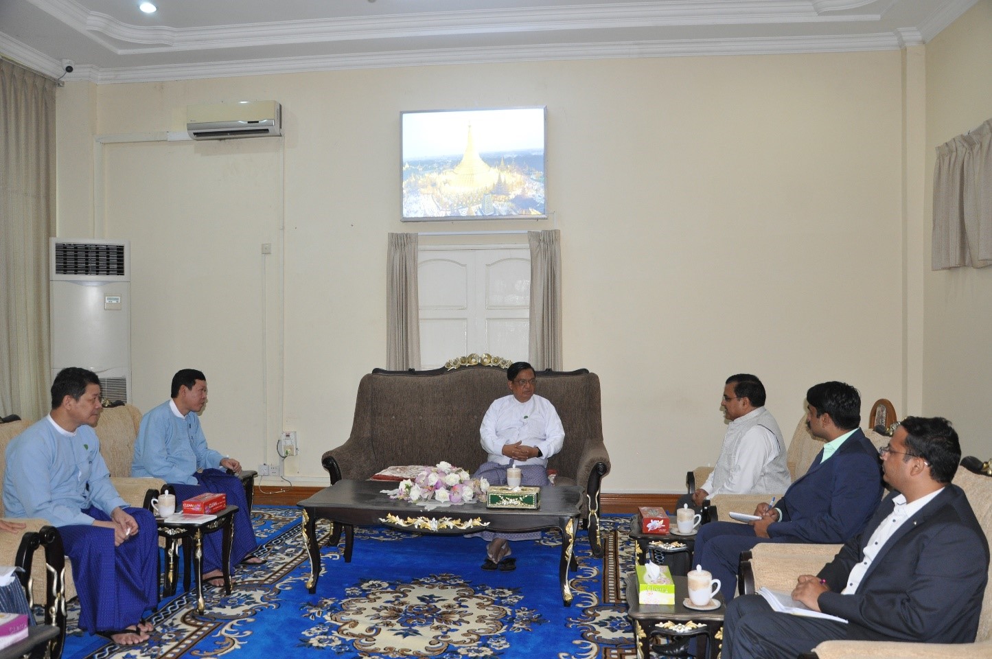 Union Industry Minister Receives Indian Hmt Delegation Ministry Of Information