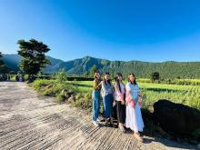 ခရီးသွားများအား တောင်ပေါ်တောင်ရွာရှုခင်းနှင့်အတူတွေ့ရစဉ်။