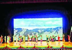 ‘အသက်ထက်မြတ်သော ဂုဏ်သိက္ခာ’ ဆို ငို ပြော ဇာတ်တော်ကြီးကို နေပြည်တော်ရှိ ဇေယျာသီရိဗိမာန်သဘင်ဆောင်၌ စက်တင်ဘာ ၂၅ ရက်က တင်ဆက်ကပြဖျော်ဖြေစဉ်။