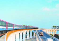 ရွှေဂုံ-ရွှေမြိုင်ပေါင်းကူးဖို့… မြစ်သံလွင်ကိုဖြတ်ကျော်လို့… DEMU စီးကြစို့